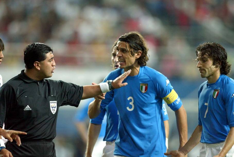 Mondiale 2002, ottavi di finale contro la Corea del Sud. Il capitano Paolo Maldini discute con l’arbitro Moreno. Gli azzurri vengono eliminati dopo il golden gol realizzato da Ahn Jung-Hwan ai supplementari. Omega
